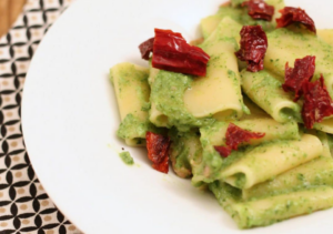 paccheri con pesto di zucchine e peperoni cruschi