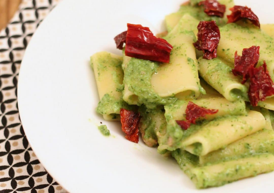 paccheri con pesto di zucchine e peperoni cruschi